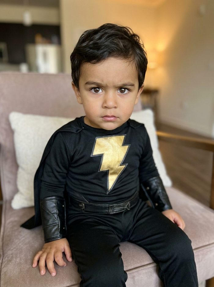 Adam vestido de Black Adam