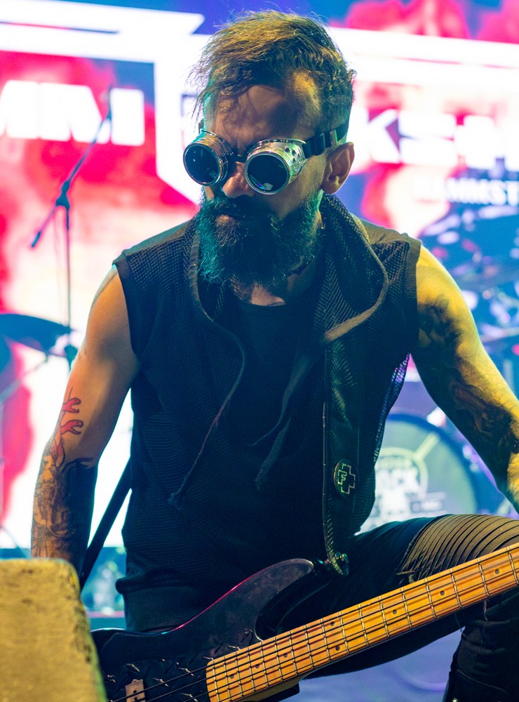 John tocando baixo em show